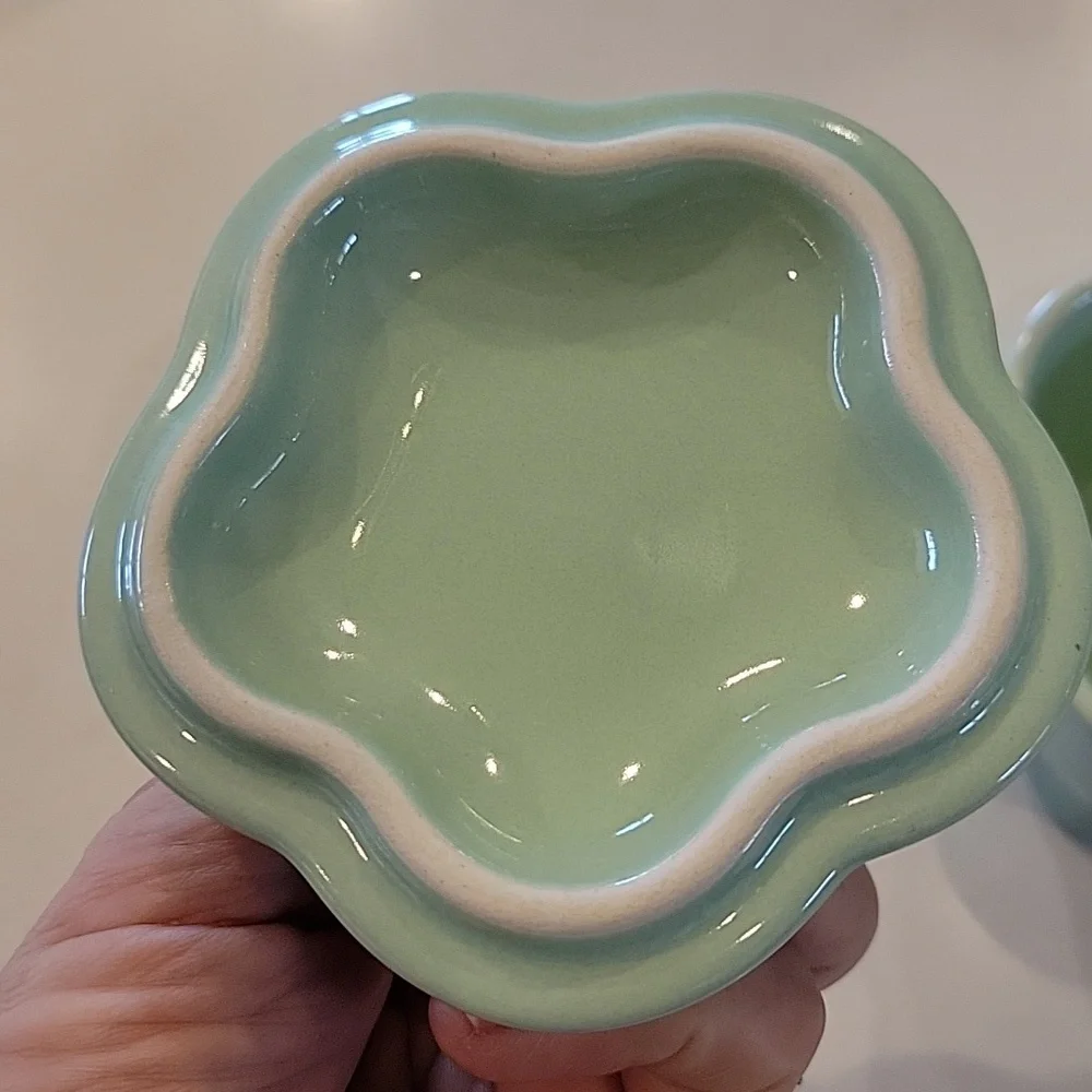 Le Creuset Flower Cocotte With Lid - Picture 3 of 5